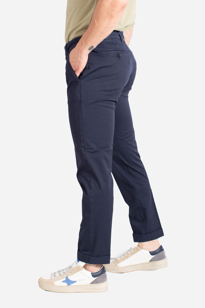 Pantaloni Capri con risvolto blu