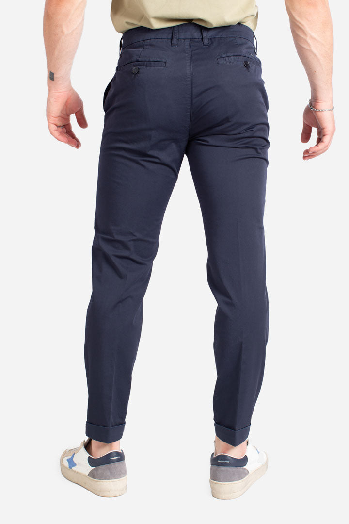 Pantaloni Capri con risvolto blu