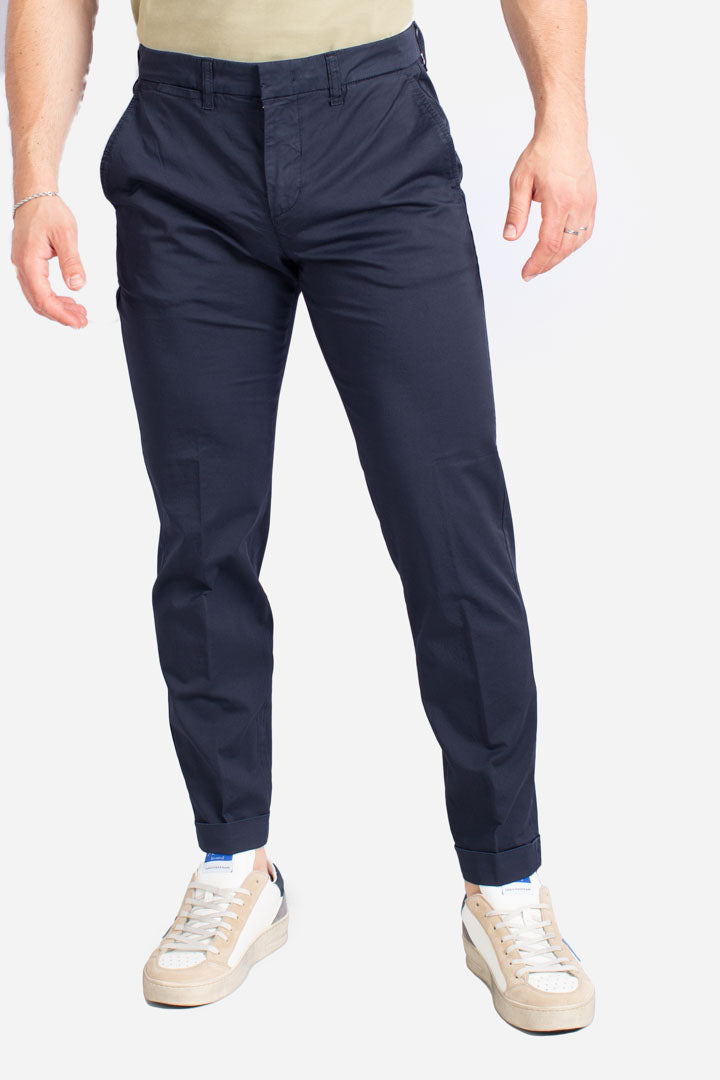 Pantaloni Capri con risvolto blu